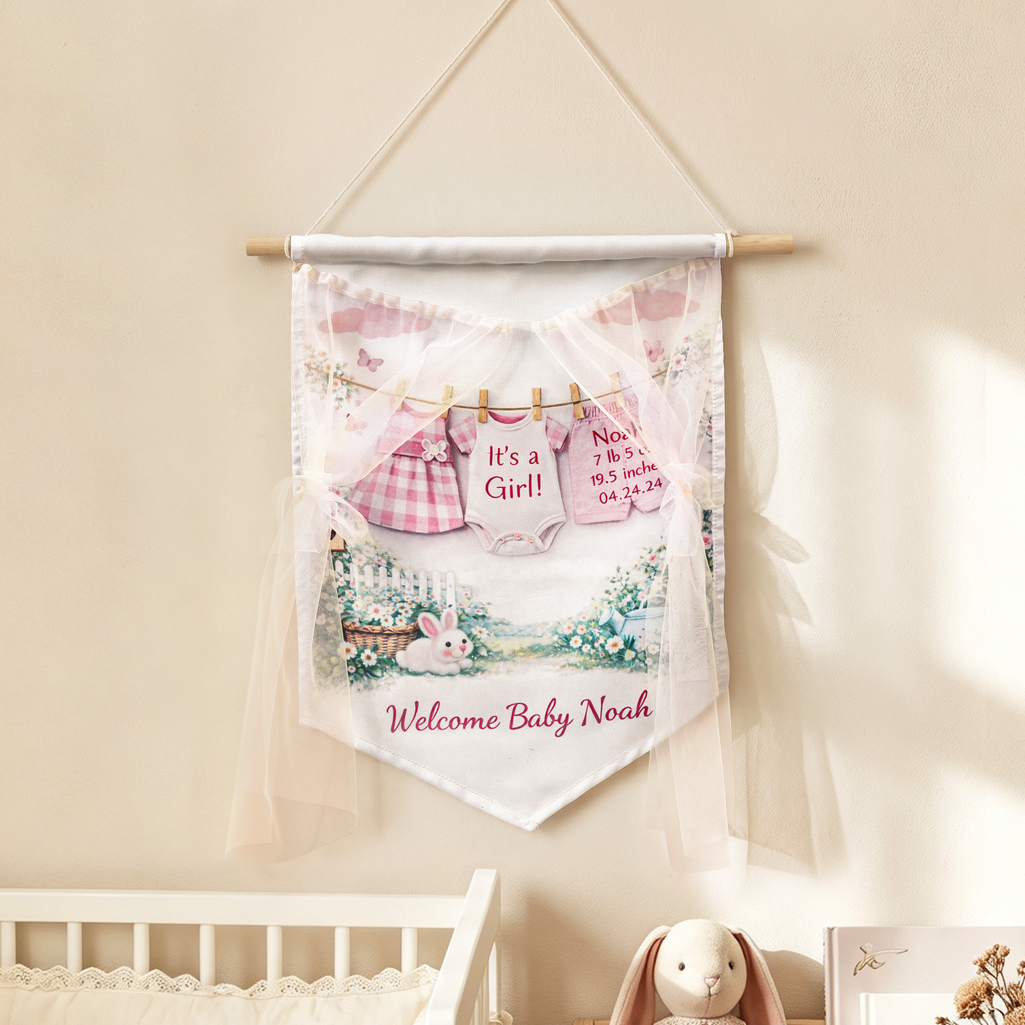 Personalisiertes „Something Blue“-Banner mit rosa Blumenfeld und Häschen sowie Namenszug – Babyparty- und Geburtstagsgeschenk für frischgebackene Eltern und ihr Baby
