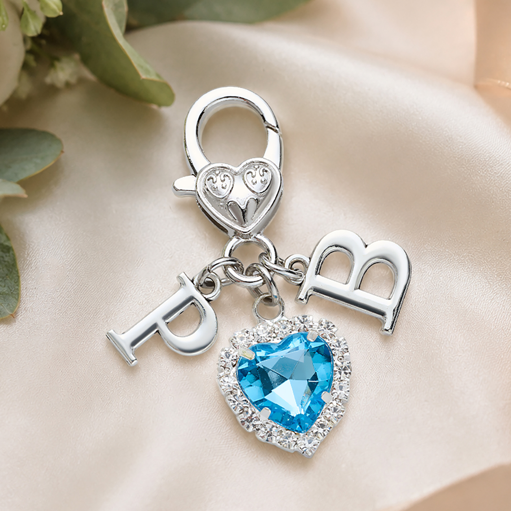 Personalisierter „Something Blue“-Anhänger in Form eines Herz-Kristallstraußes mit Initialen – Geschenk zum Hochzeitstag für Paare und Jungvermählte