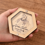 Boîte de rangement en bois pour cheveux, personnalisée avec dessin au trait et photo, comportant l'année et un surnom, ainsi qu'un couvercle transparent magnétique — Cadeau de condoléances et de souve
