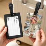 Etiqueta de equipaje personalizada con ilustración de una chica viajera en estilo cómic, con nombre; accesorio de viaje para viajes de negocios y regalo de cumpleaños para una amiga amante de los viaj
