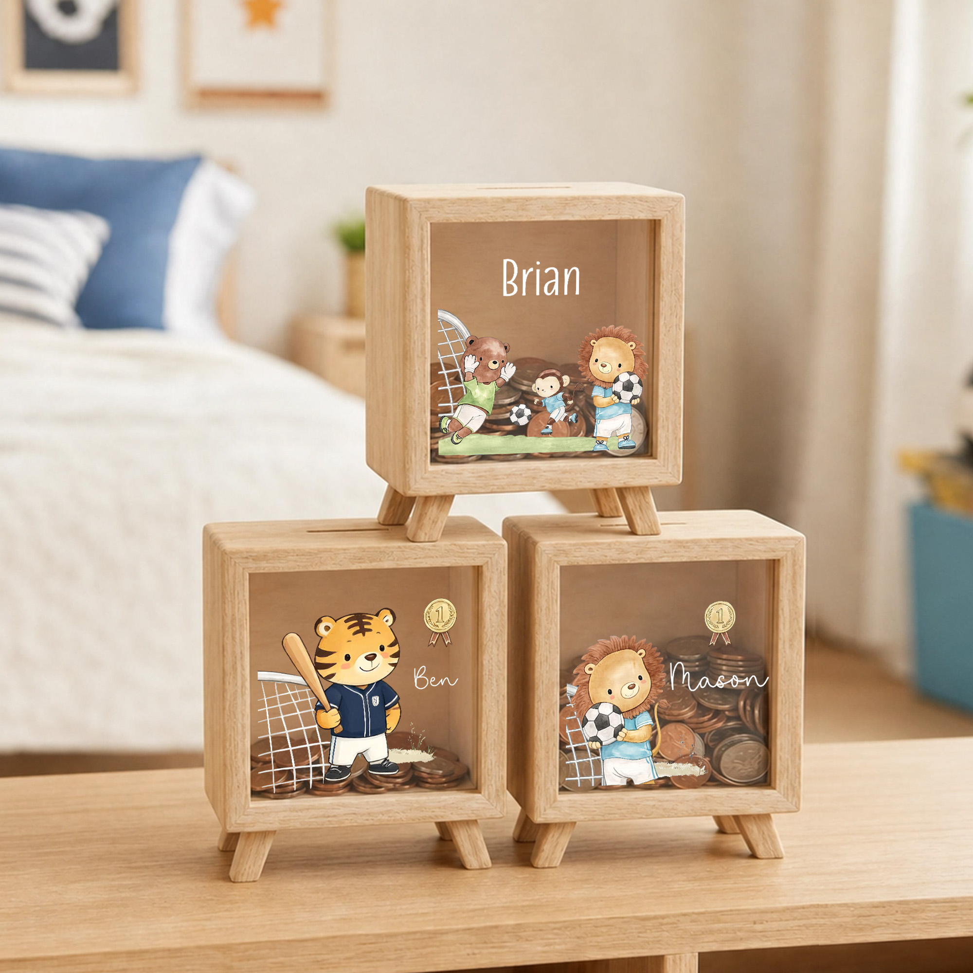 Personalisiertes Holzspardoch mit Tier-Cartoon-Motiv und Ballspiel-Motiv, mit Namen – Geschenk zum Schulanfang, zum Kindertag oder zum Geburtstag für Kinder und Schüler