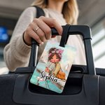 Etiqueta de equipaje personalizada con ilustración de una chica viajera en estilo cómic, con nombre; accesorio de viaje para viajes de negocios y regalo de cumpleaños para una amiga amante de los viaj
