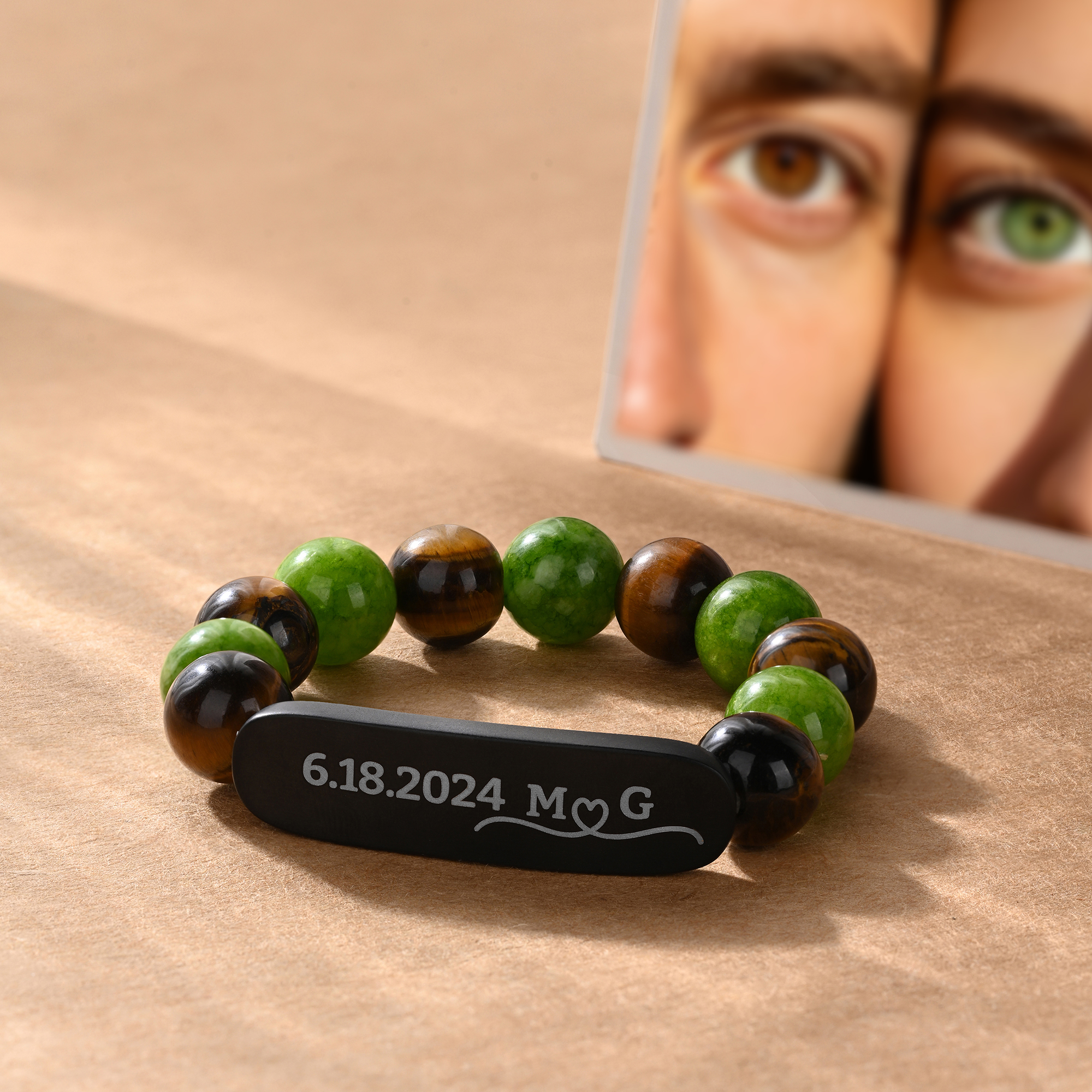 Personalisierte Armbänder für Paare mit Perlen in Augenfarben, passend zueinander, mit Initialen und Datum – Geburtstags- und Jubiläumsgeschenk für Paare
