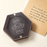 Boîte de rangement en bois pour cheveux, personnalisée avec dessin au trait et photo, comportant l'année et un surnom, ainsi qu'un couvercle transparent magnétique — Cadeau de condoléances et de souve