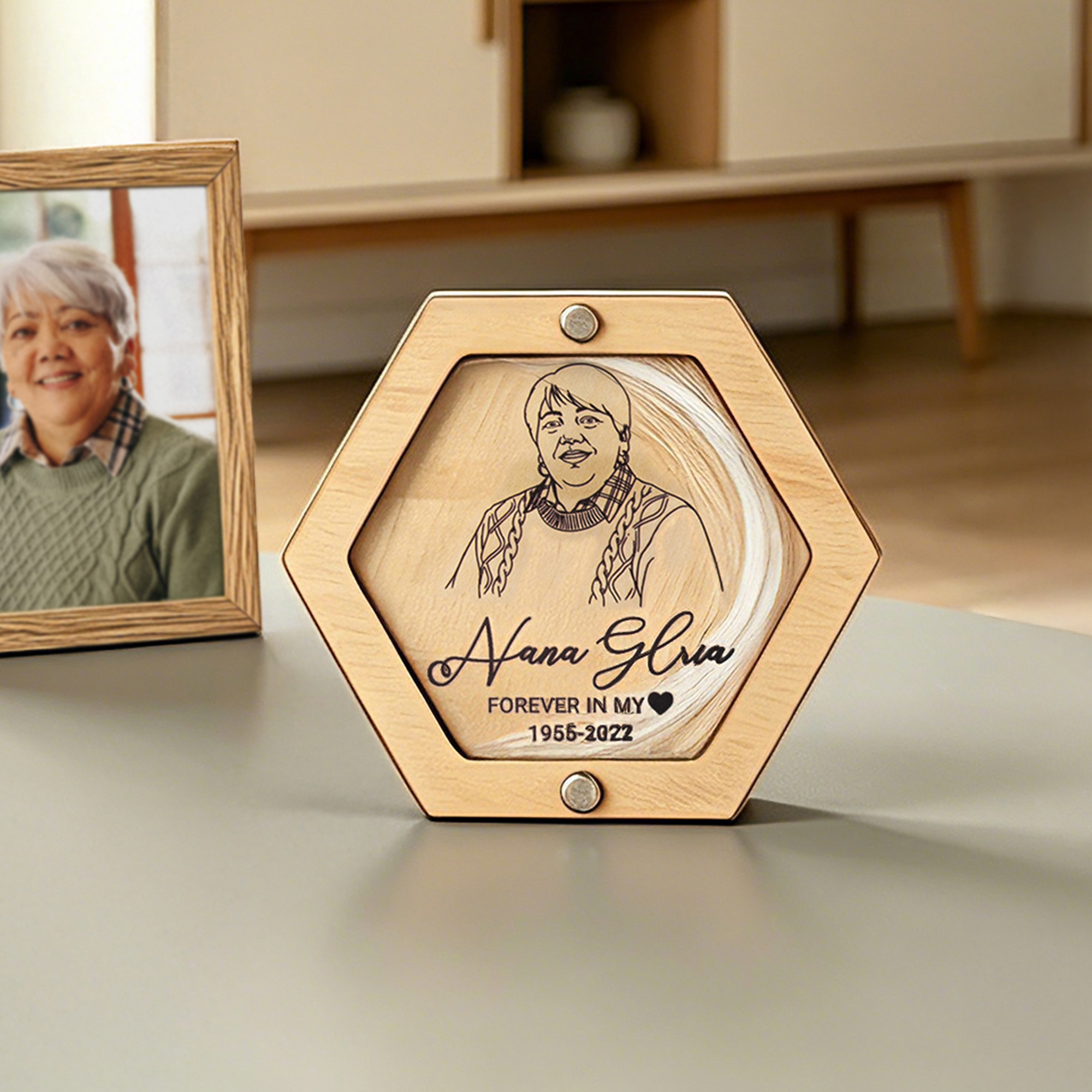 Individuell gestaltete Holz-Haarbox mit Strichzeichnung, Foto, Jahreszahl und Spitznamen sowie magnetischem, durchsichtigem Deckel – ein Gedenkgeschenk für Familie und Freunde
