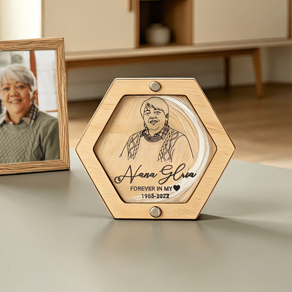 Boîte de rangement en bois pour cheveux, personnalisée avec dessin au trait et photo, comportant l'année et un surnom, ainsi qu'un couvercle transparent magnétique — Cadeau de condoléances et de souve
