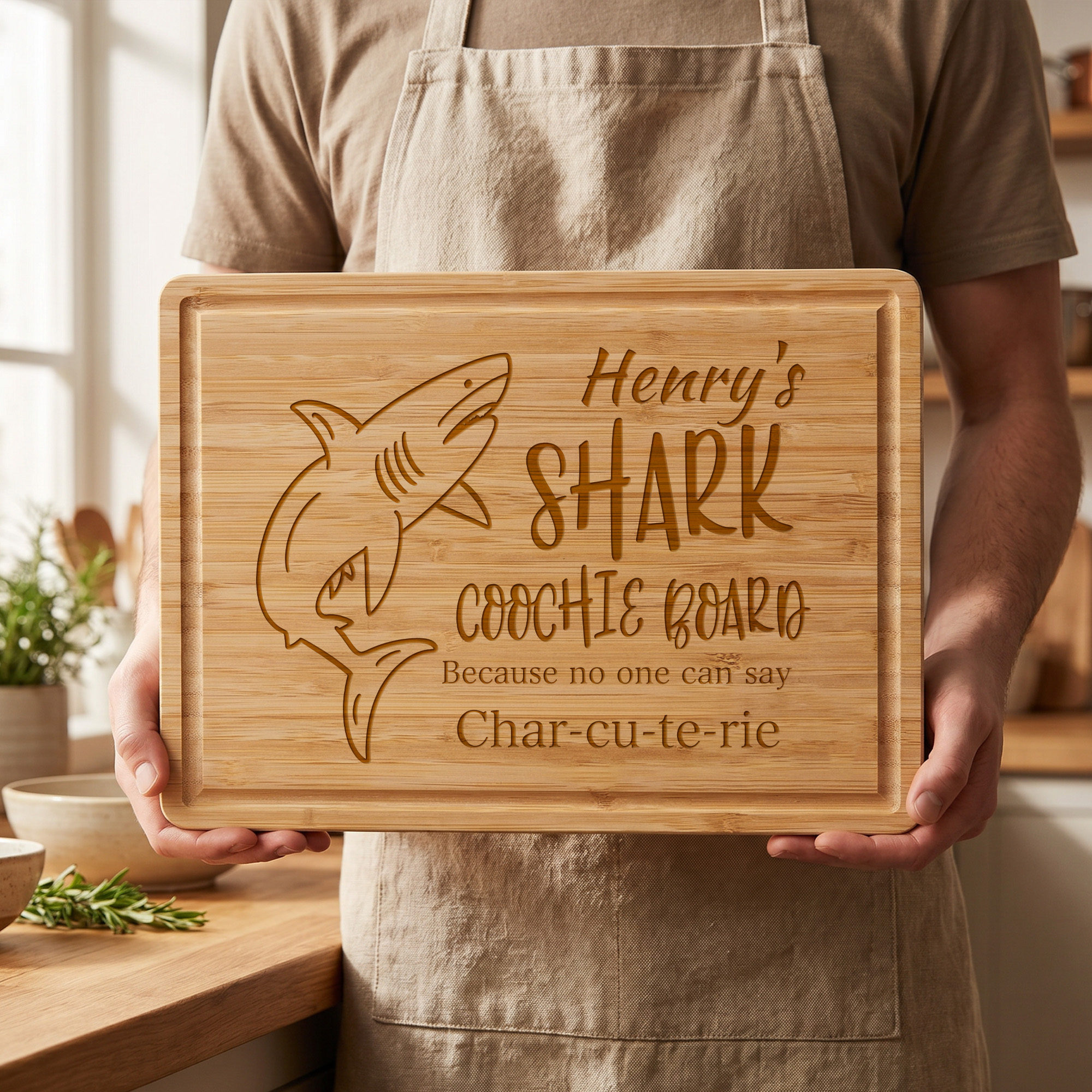 Personalisiertes „Shark Coochie Board“ – Schneidebrett aus FSC-zertifiziertem Bambus mit Namen und Saftrinne – Einweihungsgeschenk für Freunde und Familie