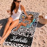 Toalla de playa de secado rápido, personalizada, con estampado de leopardo y personajes de dibujos animados multicolores, con nombre; ideal como regalo de verano, vacaciones, fiestas, viajes o cumplea