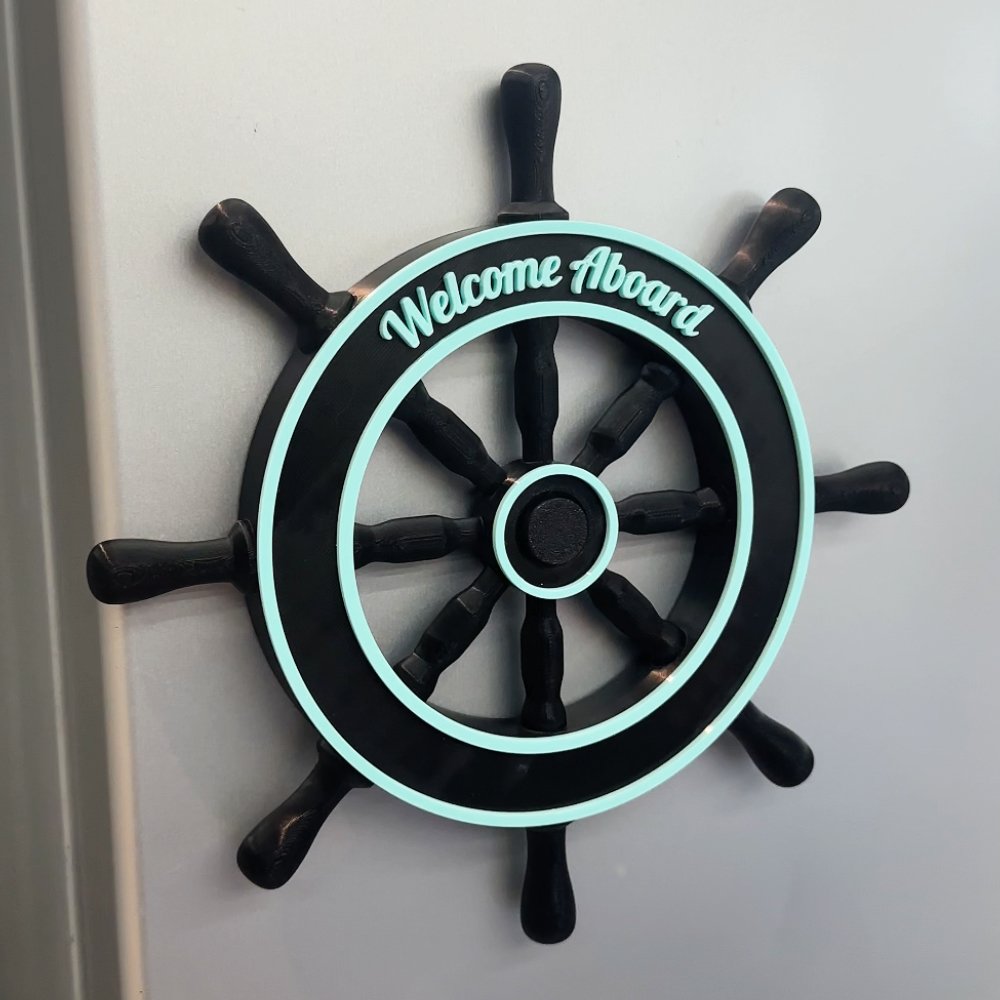 Gepersonaliseerde, in 3D geprinte, veelkleurige, draaiende deurmagneten in de vorm van een cruiseschipstuurwiel met naam – Vaderdag- en verjaardagscadeau voor cruiseliefhebbers 2