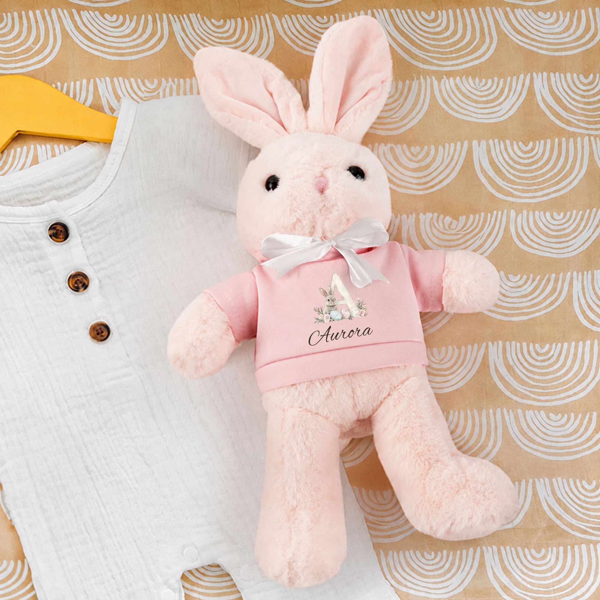 Personalisierter niedlicher Kuscheltier-Hase im T-Shirt mit Osterhase-Muster Initiale und Namen Plüschtier Ostern Geschenk für Neugeborene Kinder