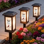 Lampe solaire de jardin personnalisée « Soft Glow » en forme de photo de cardinal, avec nom et année, pour cimetière – Fecor Memorial Gardens – Cadeau en hommage à un être cher disparu