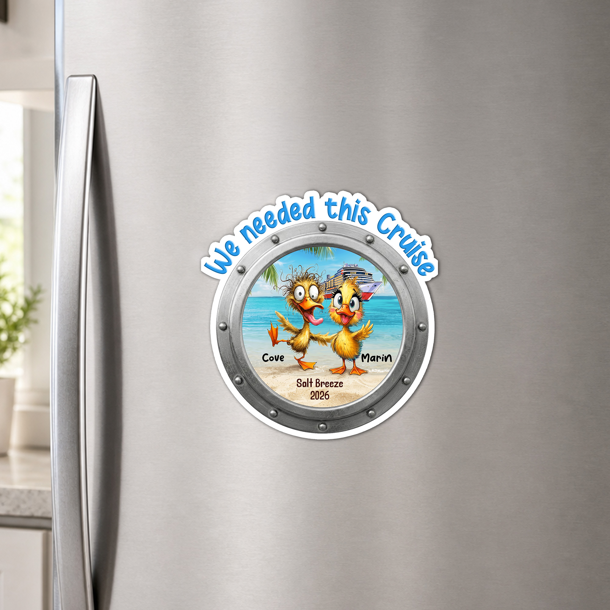 Personalisierter „We Needed This Cruise“-Cartoon-Flamingo-Ente-Kühlschrankmagnet mit Namen und Jahreszahl – Geschenk für Kreuzfahrt, Urlaub, Sommerreise oder Jubiläum für Paare