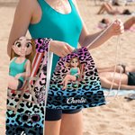 Toalla de playa de secado rápido, personalizada, con estampado de leopardo y personajes de dibujos animados multicolores, con nombre; ideal como regalo de verano, vacaciones, fiestas, viajes o cumplea