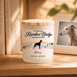 Bougie personnalisée en pot avec silhouette de chien, motif « Rainbow Bridge », nom et année, équipée d'une bougie LED et d'un couvercle en bois — Cadeau de condoléances et d'hommage pour les propriét
