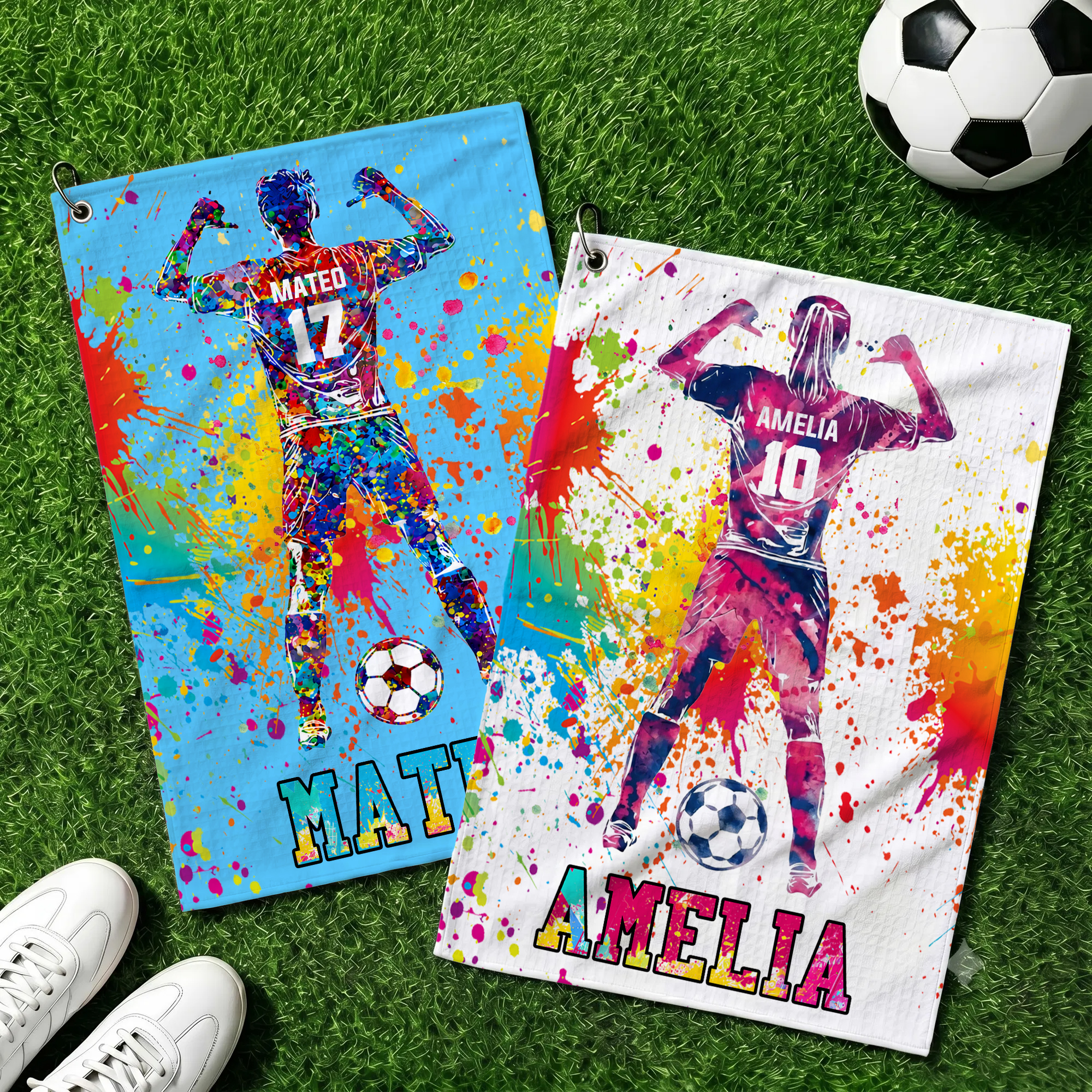 Individuell gestaltetes, super saugfähiges Sporthandtuch mit Fußball-Silhouette und Spritzmuster für Teenager, mit Namen und Aufhängeclip – Geburtstagsgeschenk für Fußballfans