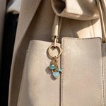 Gepersonaliseerde sleutelhanger in oceaanstijl met schelp en zeester, met initiaal als tasbedeltje – decoratie voor dagelijks gebruik, verjaardagscadeau voor vrienden en liefhebbers van de zee