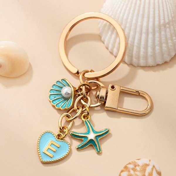 Gepersonaliseerde sleutelhanger in oceaanstijl met schelp en zeester, met initiaal als tasbedeltje – decoratie voor dagelijks gebruik, verjaardagscadeau voor vrienden en liefhebbers van de zee