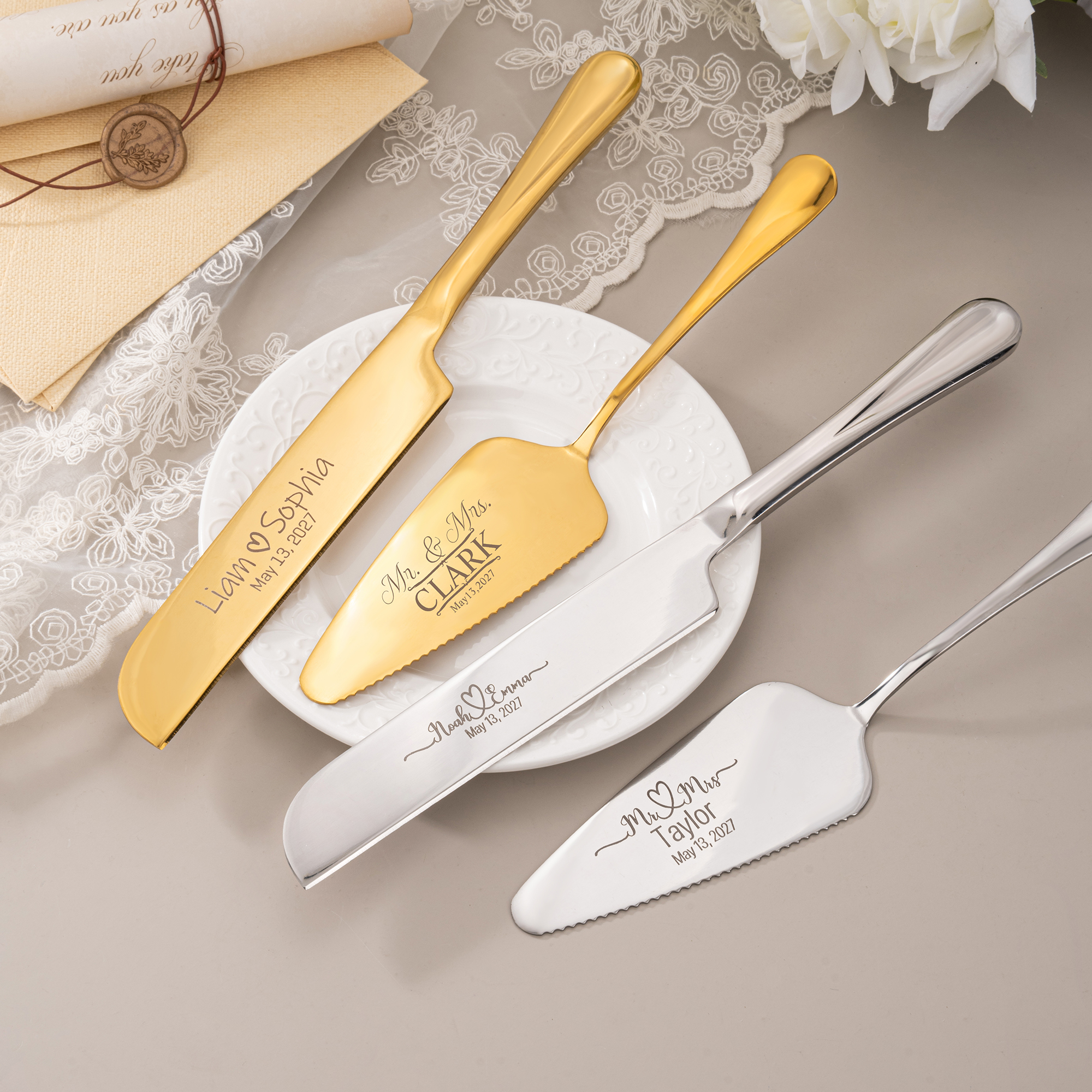 Personalisierte gravierte Herr & Frau Hochzeit Gabeln Set und keramische Kuchenplatte mit Namen und Datum Verlobungsgeschenk für frisch vermählte Paare