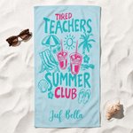 Gepersonaliseerd sneldrogend extra groot strandlaken in meerdere kleuren met tekst Tired Teachers strandfeest verjaardagscadeau voor lerares