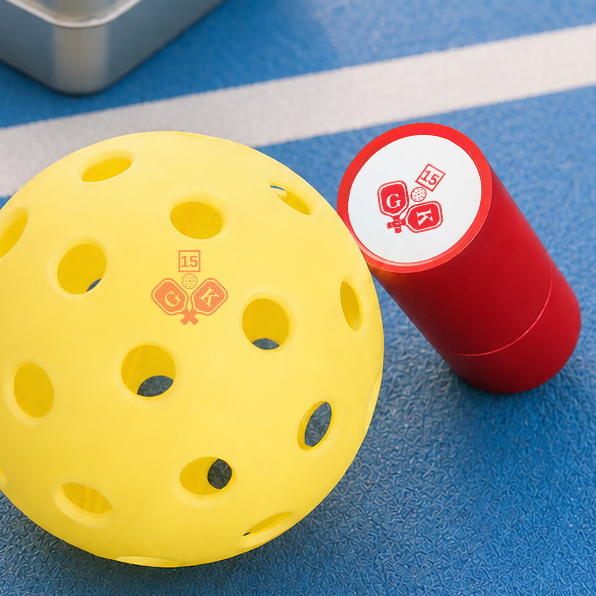 Individuell gestalteter, schnell trocknender, mehrfarbiger Stempel mit Monogramm zum Thema Pickleball, mit Namen und Initialen – ein ideales Geschenk zum Spieltag oder zum Geburtstag für Pickleball-Fa