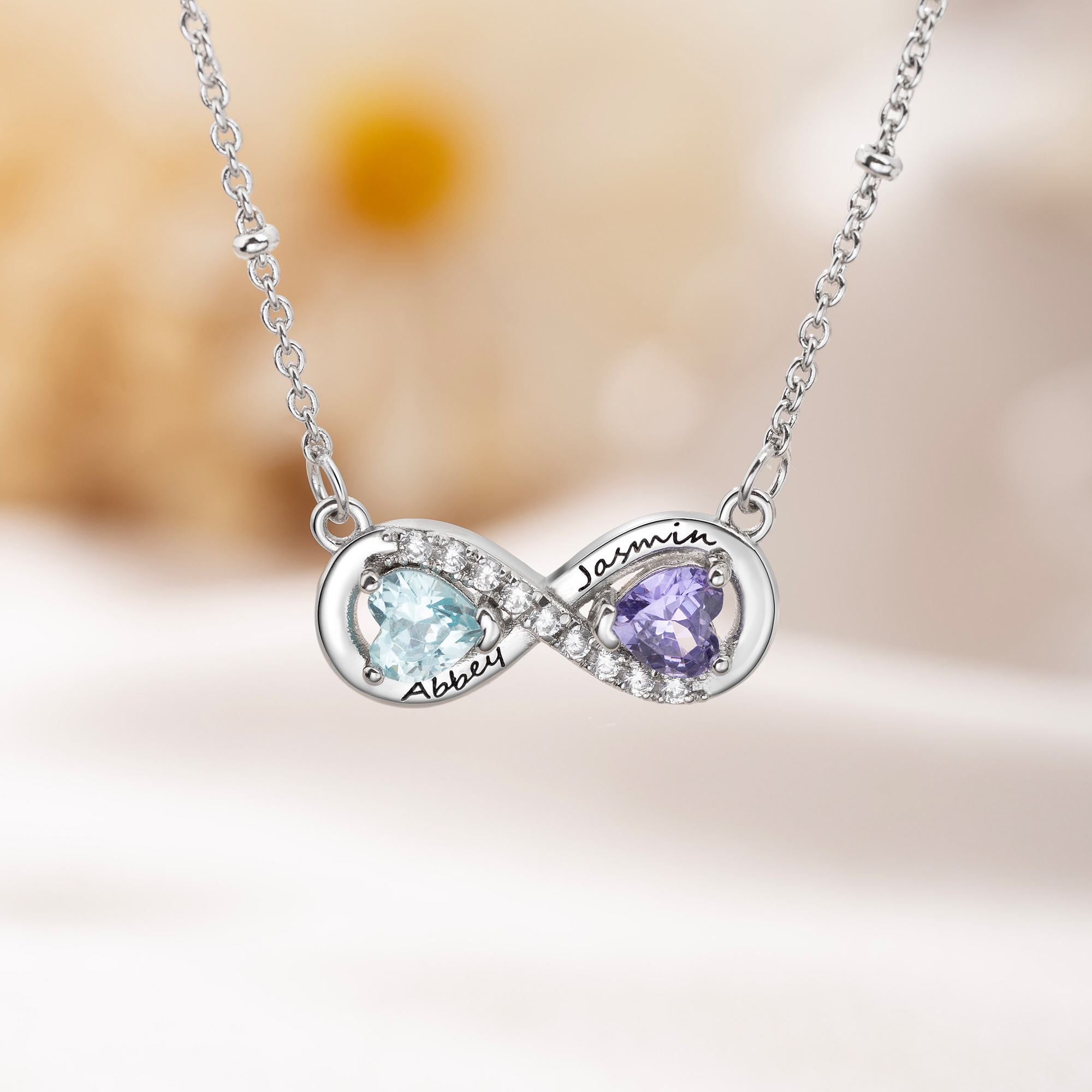 Personalisierte „2 Hearts“-Halskette mit Geburtssteinen, Zirkonia und Unendlichkeitssymbol sowie Namen – zierlicher Schmuck als Geschenk zum Geburtstag, zum Jahrestag, zur Hochzeit oder zu Weihnachten