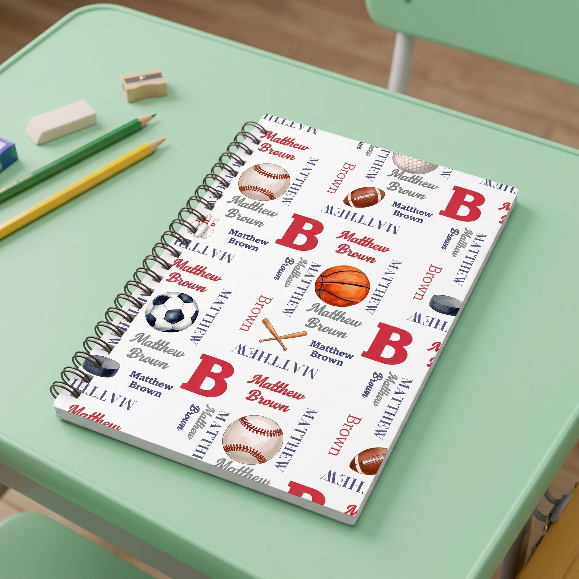 Personalisiertes A5-Notizbuch im Spiralbindung-Format mit Wortwolke zum Thema Sportbälle, mit Initiale und Namen – für den täglichen Gebrauch, als Geschenk zum Schulanfang oder zum Geburtstag für Kind