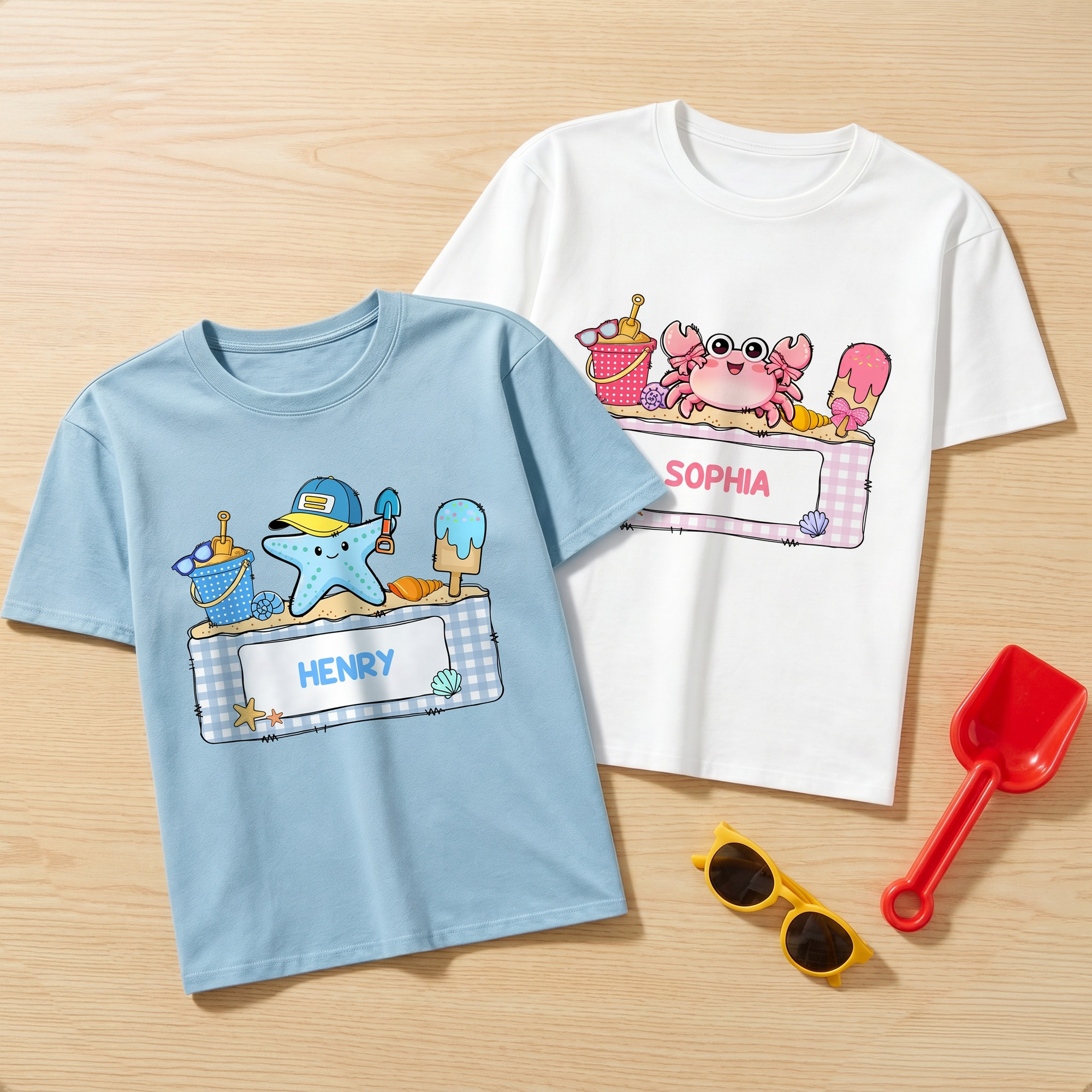 Individuell bedrucktes Kinder-T-Shirt aus 100 % Baumwolle mit Sommer-Strand-Krabben-Motiv und Namensaufdruck – Sommer-Reisebekleidung, Urlaubs- und Schulanfangsgeschenk für Kinder