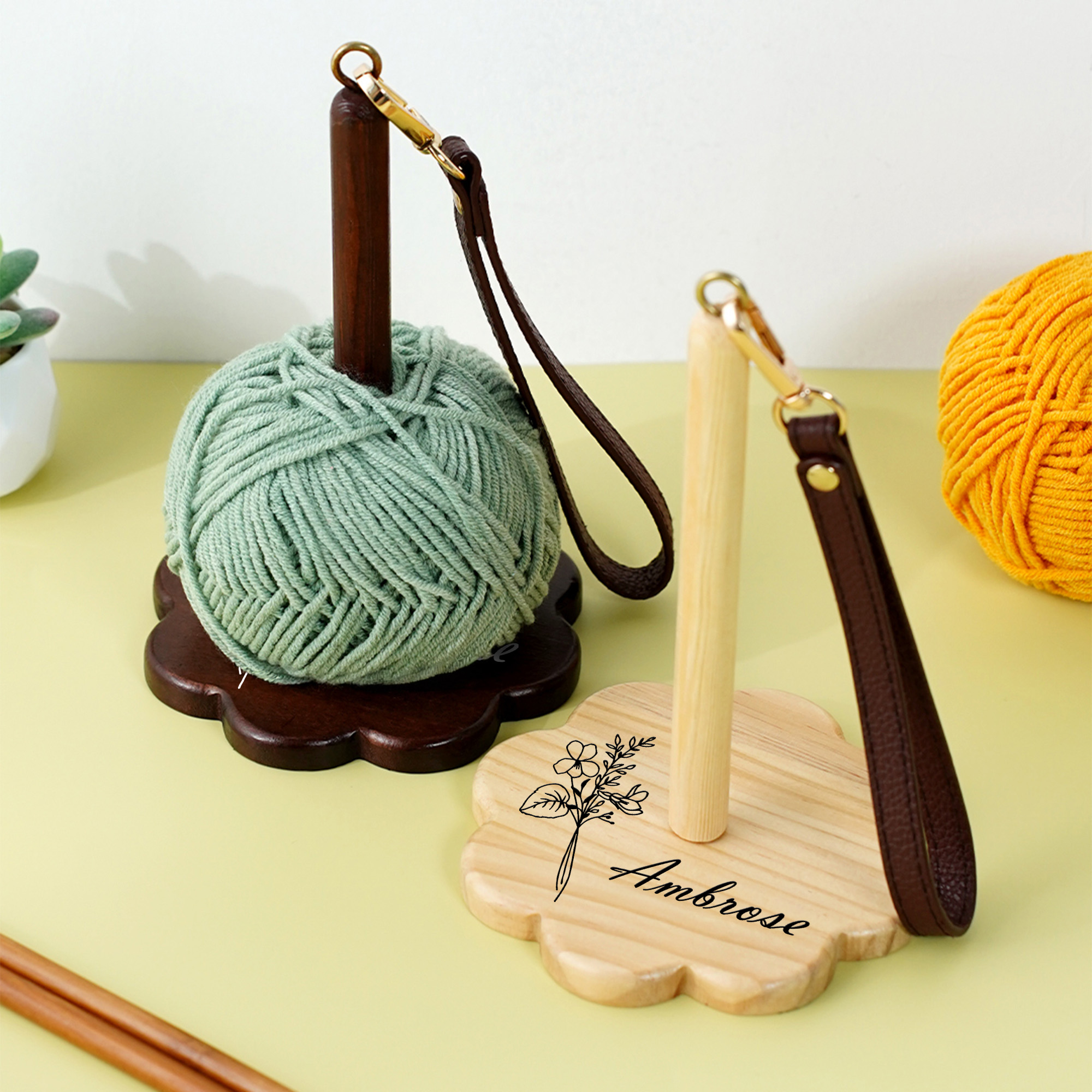 Personalisierter Holz-Garnspinner im Retro-Stil mit Geburtsblume und Namen, inklusive Armband und Riemen – Häkelzubehör als Geburtstagsgeschenk für Mutter, Oma und Bastelfreunde