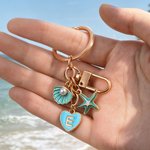 Gepersonaliseerde sleutelhanger in oceaanstijl met schelp en zeester, met initiaal als tasbedeltje – decoratie voor dagelijks gebruik, verjaardagscadeau voor vrienden en liefhebbers van de zee