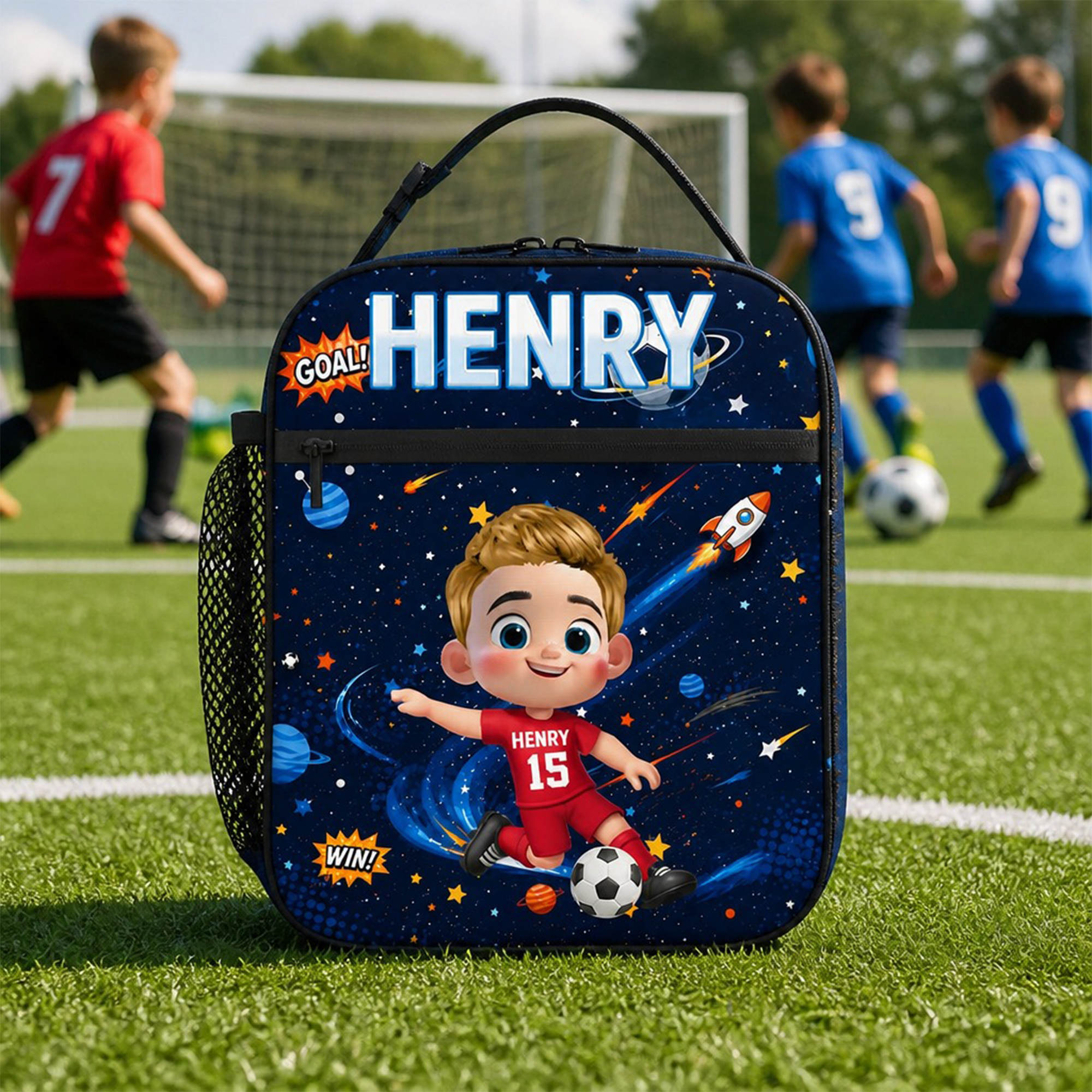 Individuell gestaltete 3D-Cartoon-Figur-Lunch-Tasche mit Fußballmotiv und Namensaufdruck – Geschenk zum Schulanfang oder Geburtstag für Jungen und Mädchen