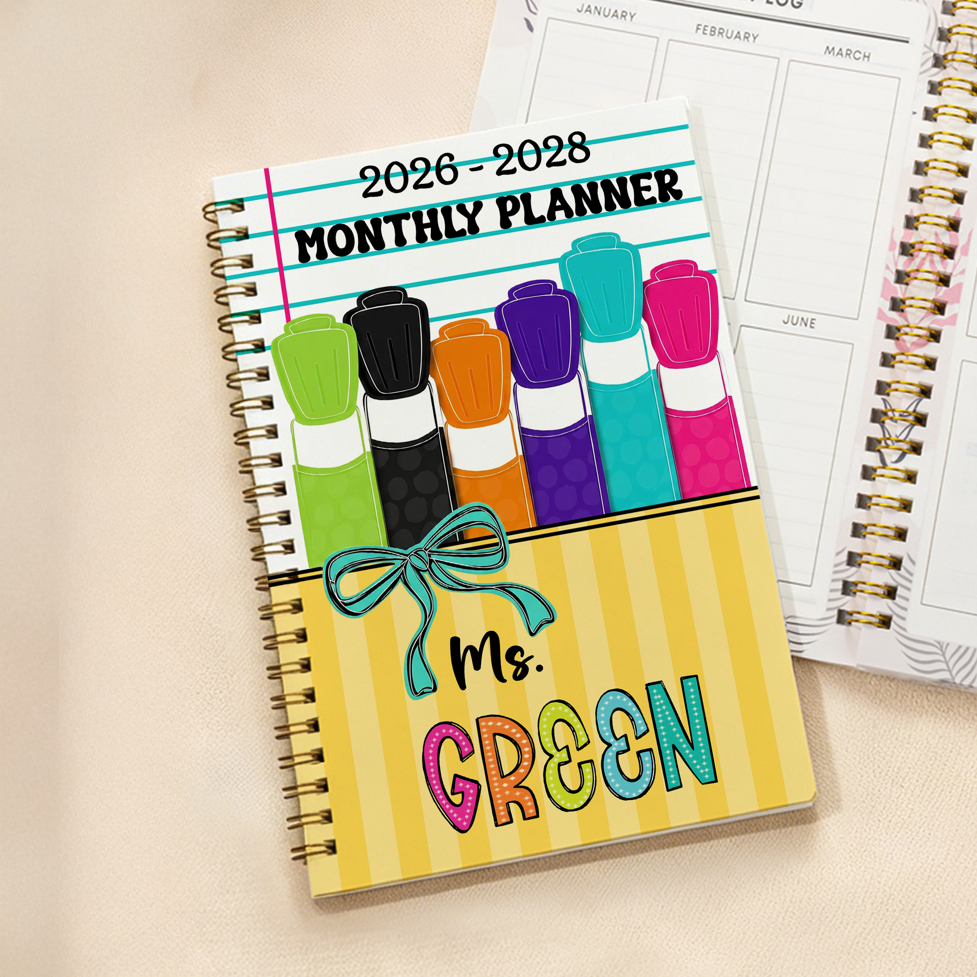 Personalisiertes Notizbuch „Bow Pencil Element“ 2026–2028, Spiralblock mit Wochen- und Monatsplanungsseiten – Geschenk zum Lehrertag für Lehrerinnen und Lehrer