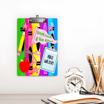 Personalisiertes Acryl-Schreibbrett im Lehrer-Design mit farbigen Buntstiften, Text, Titel und Nachnamen – Geschenk zum Schulanfang und zum Lehrertag für Pädagogen und Lehrer