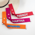 Etiqueta de equipaje personalizada con nombre en dos colores y efecto de sombra, con broches. Imprescindible para viajes de negocios. Regalo de cumpleaños ideal para los amantes de los viajes, familia