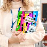 Personalisiertes Acryl-Schreibbrett im Lehrer-Design mit farbigen Buntstiften, Text, Titel und Nachnamen – Geschenk zum Schulanfang und zum Lehrertag für Pädagogen und Lehrer