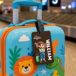 Etiqueta de equipaje personalizada con personaje de dibujos animados y nombre regalo de cumpleaños y viaje para familia o amantes del viaje