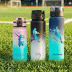 Personalisierte, mehrfarbige Trinkflasche mit Baseball- oder Fußball-Pose als Silhouette, mit Namen – Geburtstags- oder Schulanfangsgeschenk für Kinder, Sportler und Sportfans