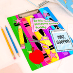 Personalisiertes Acryl-Schreibbrett im Lehrer-Design mit farbigen Buntstiften, Text, Titel und Nachnamen – Geschenk zum Schulanfang und zum Lehrertag für Pädagogen und Lehrer
