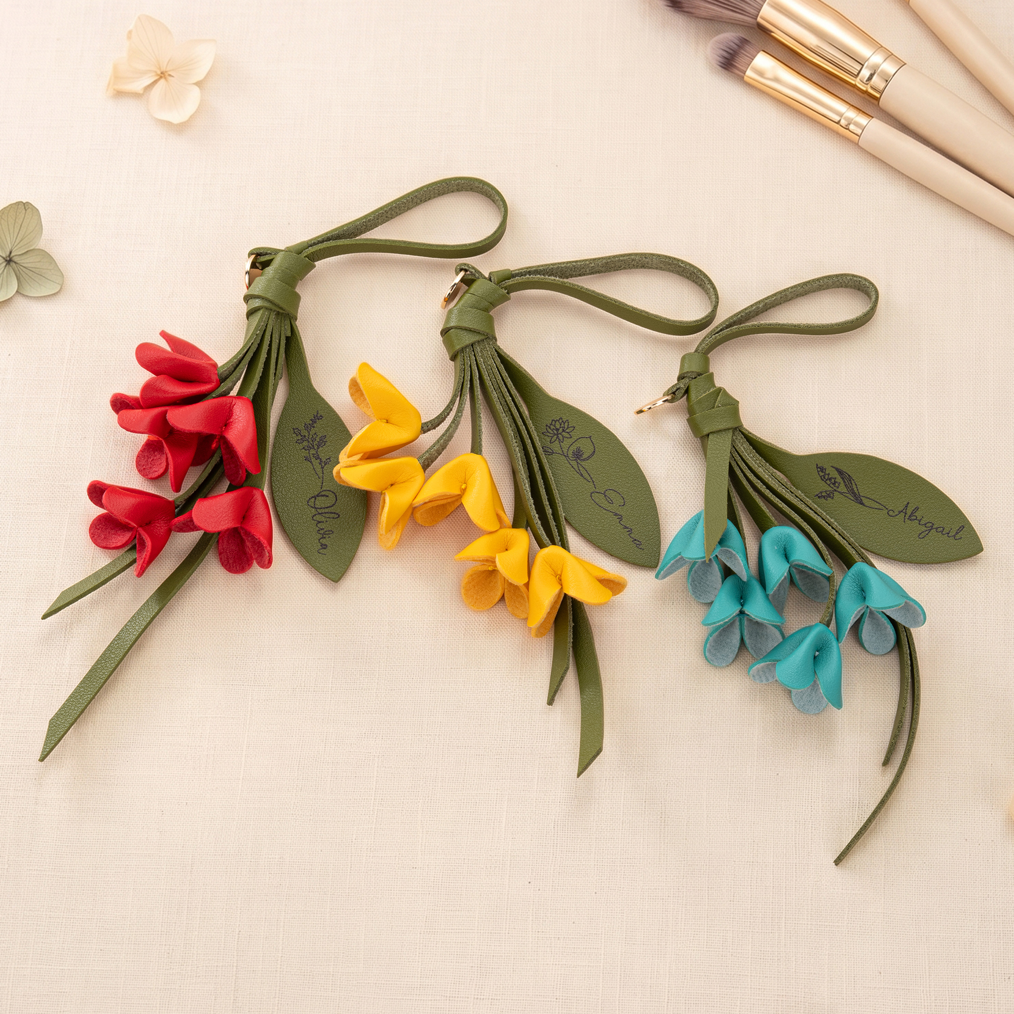 Individuell gestalteter Schlüsselanhänger aus PU-Leder mit Geburtsblume, Namen und Blütenblatt – Anhänger für den Geldbeutel im Alltag – Geburtstagsgeschenk für Mädchen und Frauen