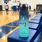 Personalisierte, mehrfarbige Trinkflasche mit Baseball- oder Fußball-Pose als Silhouette, mit Namen – Geburtstags- oder Schulanfangsgeschenk für Kinder, Sportler und Sportfans