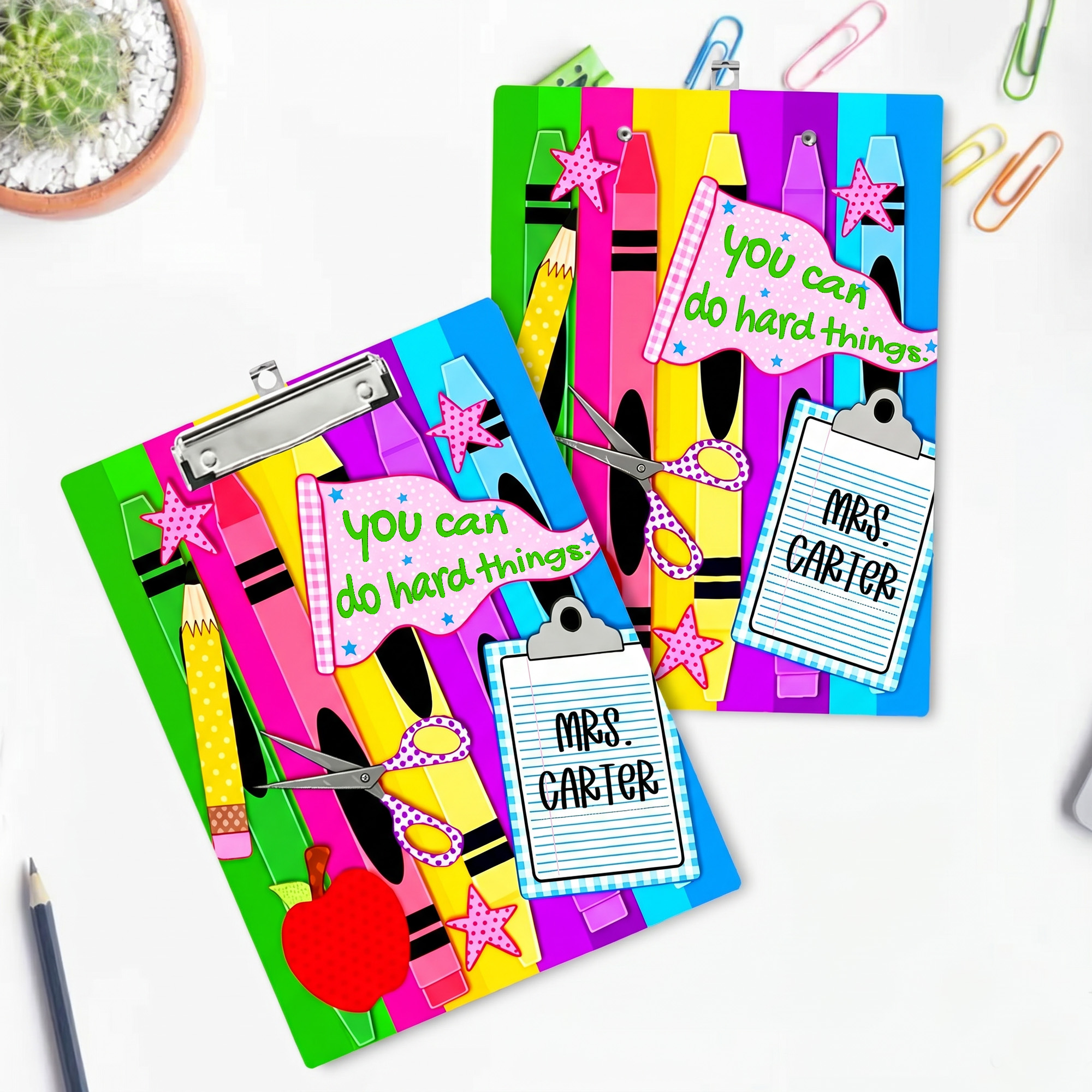 Personalisiertes Acryl-Schreibbrett im Lehrer-Design mit farbigen Buntstiften, Text, Titel und Nachnamen – Geschenk zum Schulanfang und zum Lehrertag für Pädagogen und Lehrer