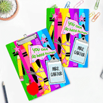 Personalisiertes Acryl-Schreibbrett im Lehrer-Design mit farbigen Buntstiften, Text, Titel und Nachnamen – Geschenk zum Schulanfang und zum Lehrertag für Pädagogen und Lehrer