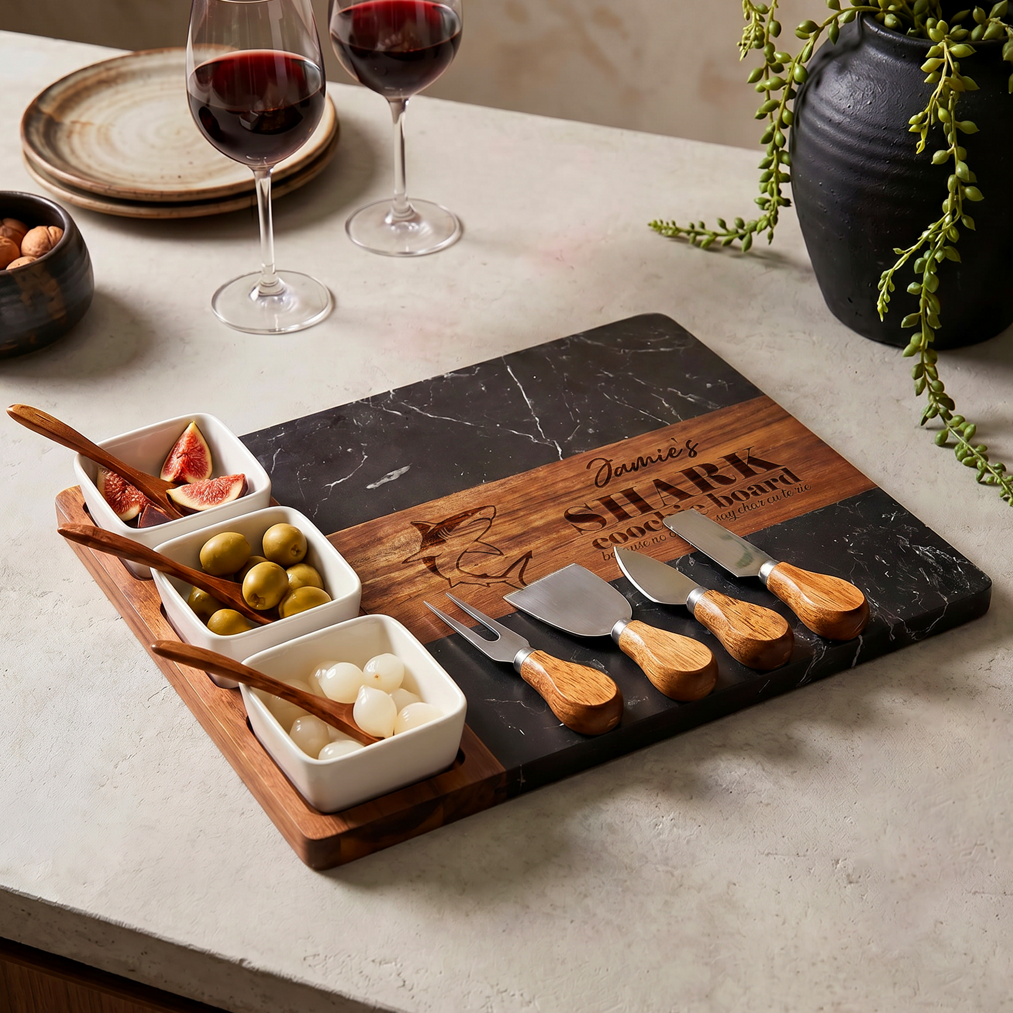 Personalisiertes „Shark Coochie Board“-Set aus Akazienholz in Marmoroptik, bestehend aus 11 Teilen (Schneidebretter und Untersetzer) mit Schüssel und Löffel – Einweihungs- und Geburtstagsgeschenk für