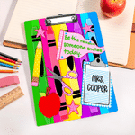 Personalisiertes Acryl-Schreibbrett im Lehrer-Design mit farbigen Buntstiften, Text, Titel und Nachnamen – Geschenk zum Schulanfang und zum Lehrertag für Pädagogen und Lehrer