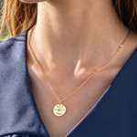 Personalisierte Halskette mit runder Abschlusskappe und Geburtsstein, graviertem Namen, Jahrgang und Text – zierlicher Schmuck als Abschlussgeschenk für Absolventen des Jahrgangs 2026