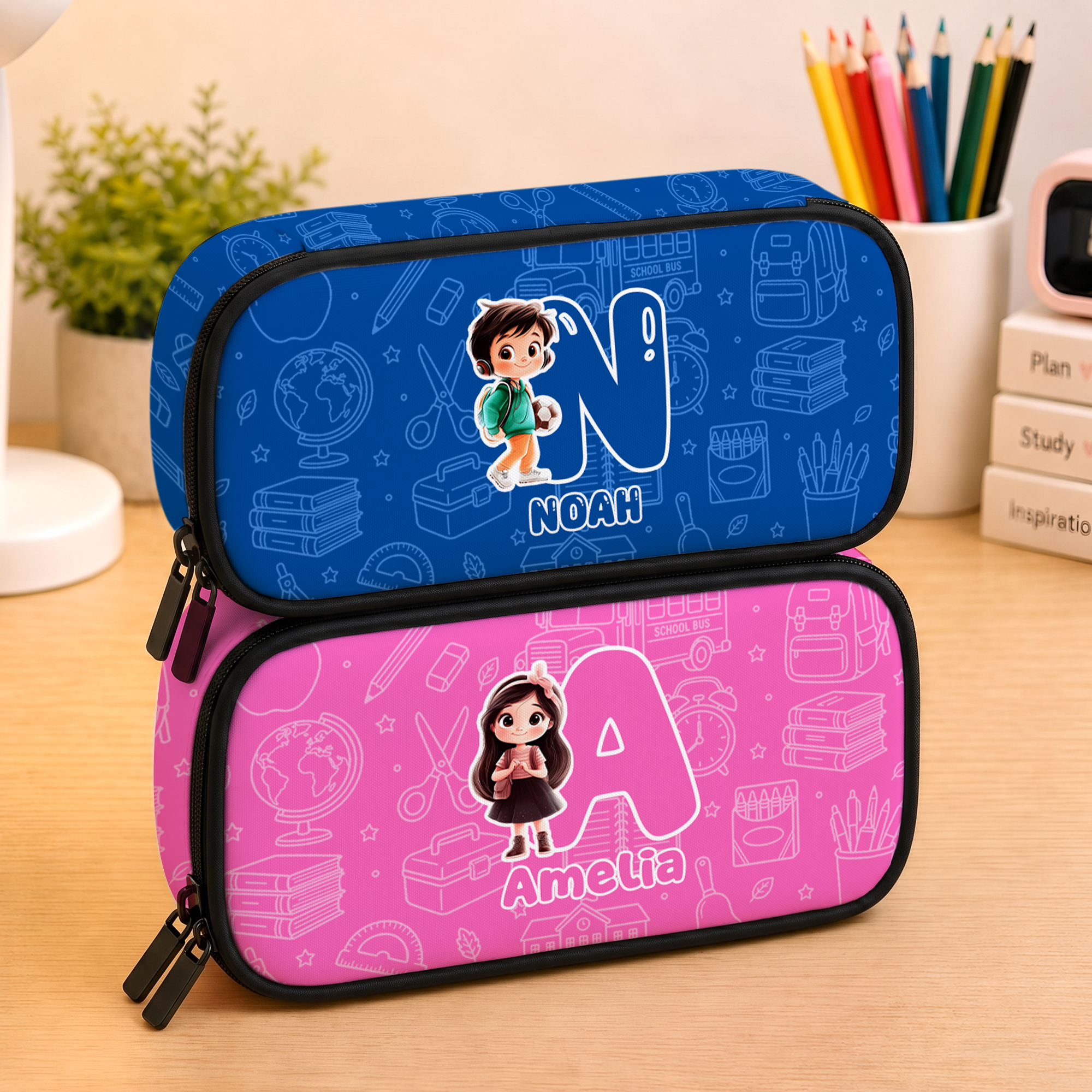 Individuell gestaltetes Federmäppchen mit Cartoon-Motiv „Schulkind“ und Initialen, großes Fassungsvermögen, mehrere Fächer, mit Namen – unverzichtbares Schreibzubehör, ideales Geschenk zum Schulanfang