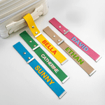 Etiqueta de equipaje personalizada con nombre en dos colores y efecto de sombra, con broches. Imprescindible para viajes de negocios. Regalo de cumpleaños ideal para los amantes de los viajes, familia