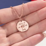 Personalisierte Halskette mit runder Abschlusskappe und Geburtsstein, graviertem Namen, Jahrgang und Text – zierlicher Schmuck als Abschlussgeschenk für Absolventen des Jahrgangs 2026