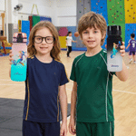 Personalisierte, mehrfarbige Trinkflasche mit Baseball- oder Fußball-Pose als Silhouette, mit Namen – Geburtstags- oder Schulanfangsgeschenk für Kinder, Sportler und Sportfans