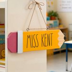 Plaque personnalisée en bois avec le nom de l'enseignant, pour la porte de la classe ou comme décoration murale. Idée cadeau pour la rentrée scolaire ou la Journée des enseignants.