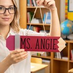 Plaque personnalisée en bois avec le nom de l'enseignant, pour la porte de la classe ou comme décoration murale. Idée cadeau pour la rentrée scolaire ou la Journée des enseignants.